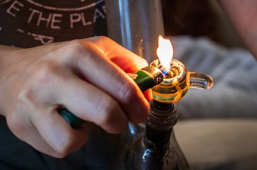 How to Use a Bong: A Beginner's Guide